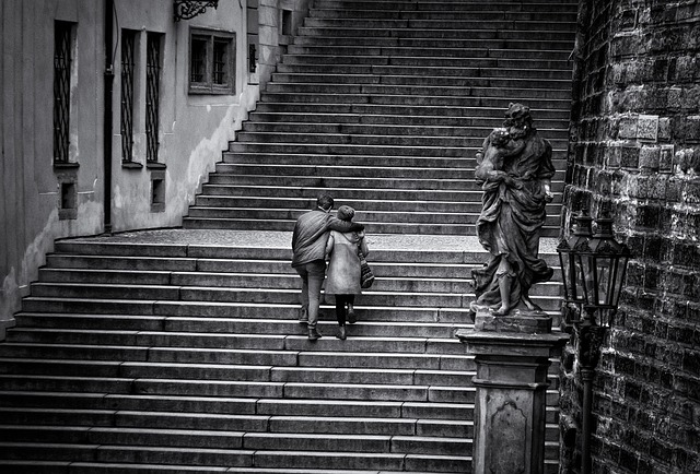 Uzakta Olan Kişiye Bağlama Büyüsü Yapılır mı